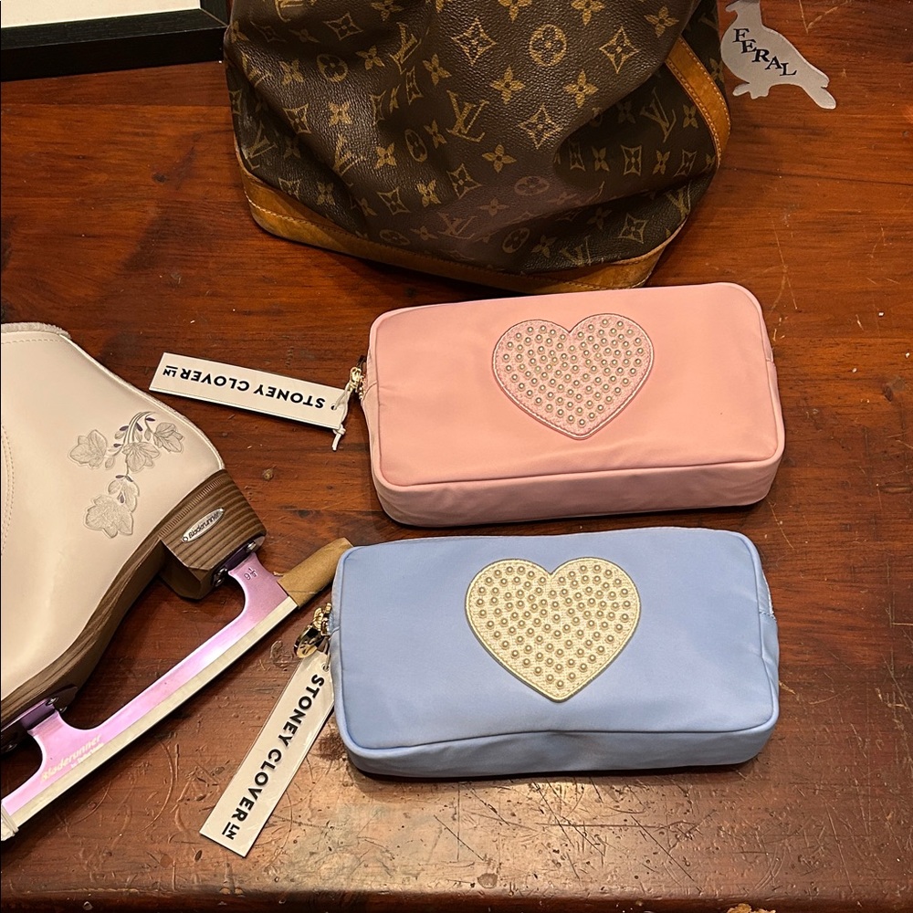 Stoney Clover Lane

Periwinkle "Jumbo Heart" Small Pouch
